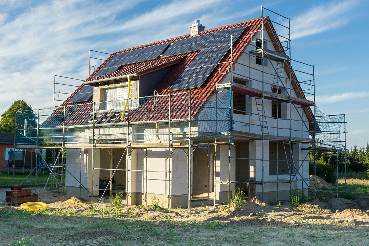 Haus mit PV-Anlage im Rohbau